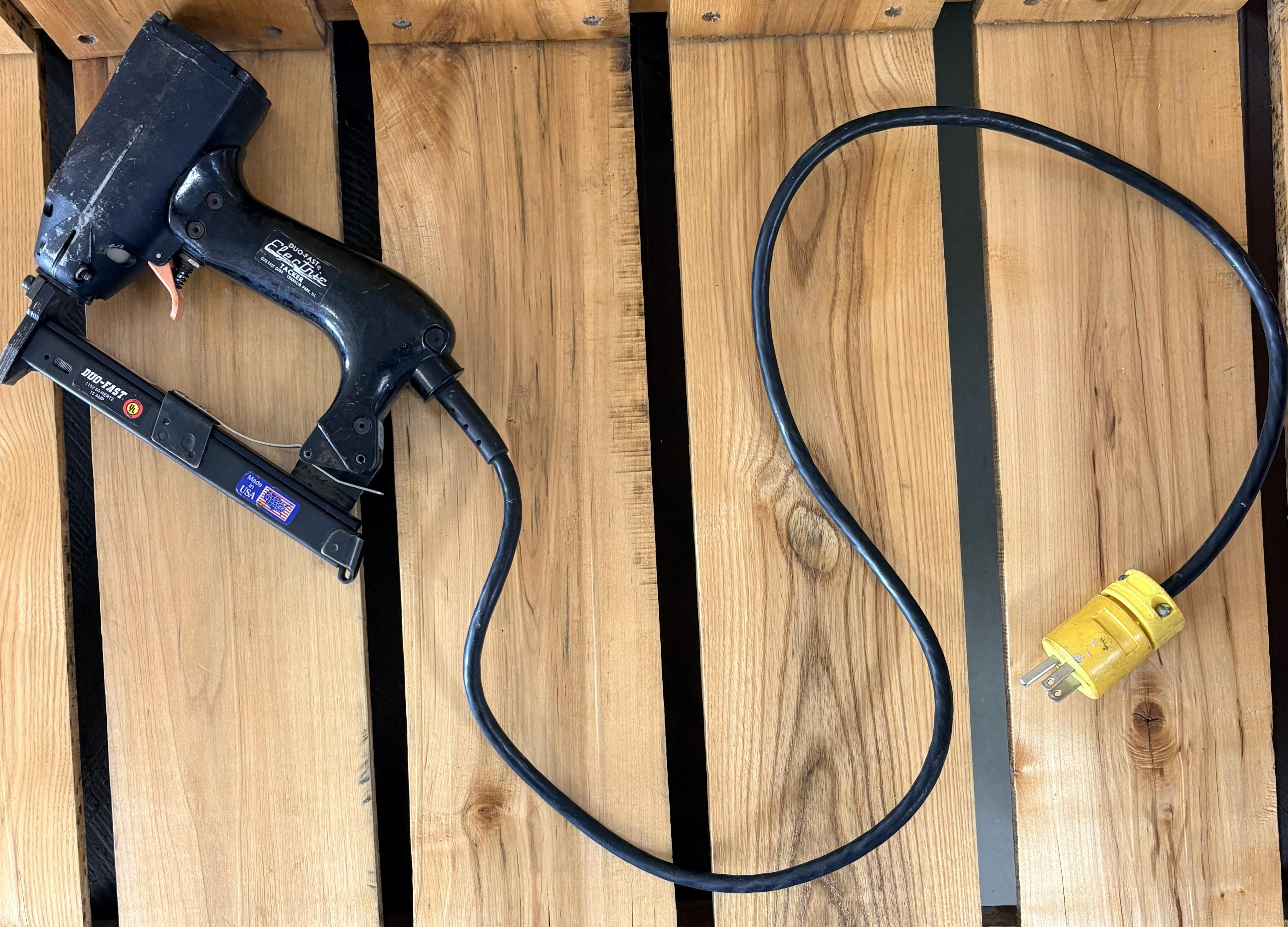 Where to rent GUN, STAPLER ELECTRIC in Oakland MD